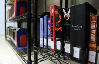 Illustration for article titled New photos reveal Guantanamo Bay library has Harry Potter, Twilight